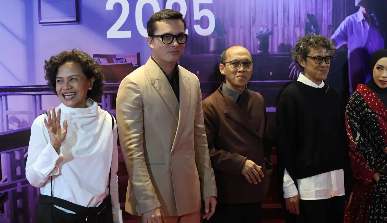 Tidak hanya karena menghidupkan kembali nuansa AADC, tapi juga karena pemilihan pemain muda berbakat yang menggantikan Nicholas Saputra dan Dian Sastrowardoyo. Sutradara kenamaan Riri Riza dan produser Mira Lesmana ikut menggarap proyek ambisius ini.