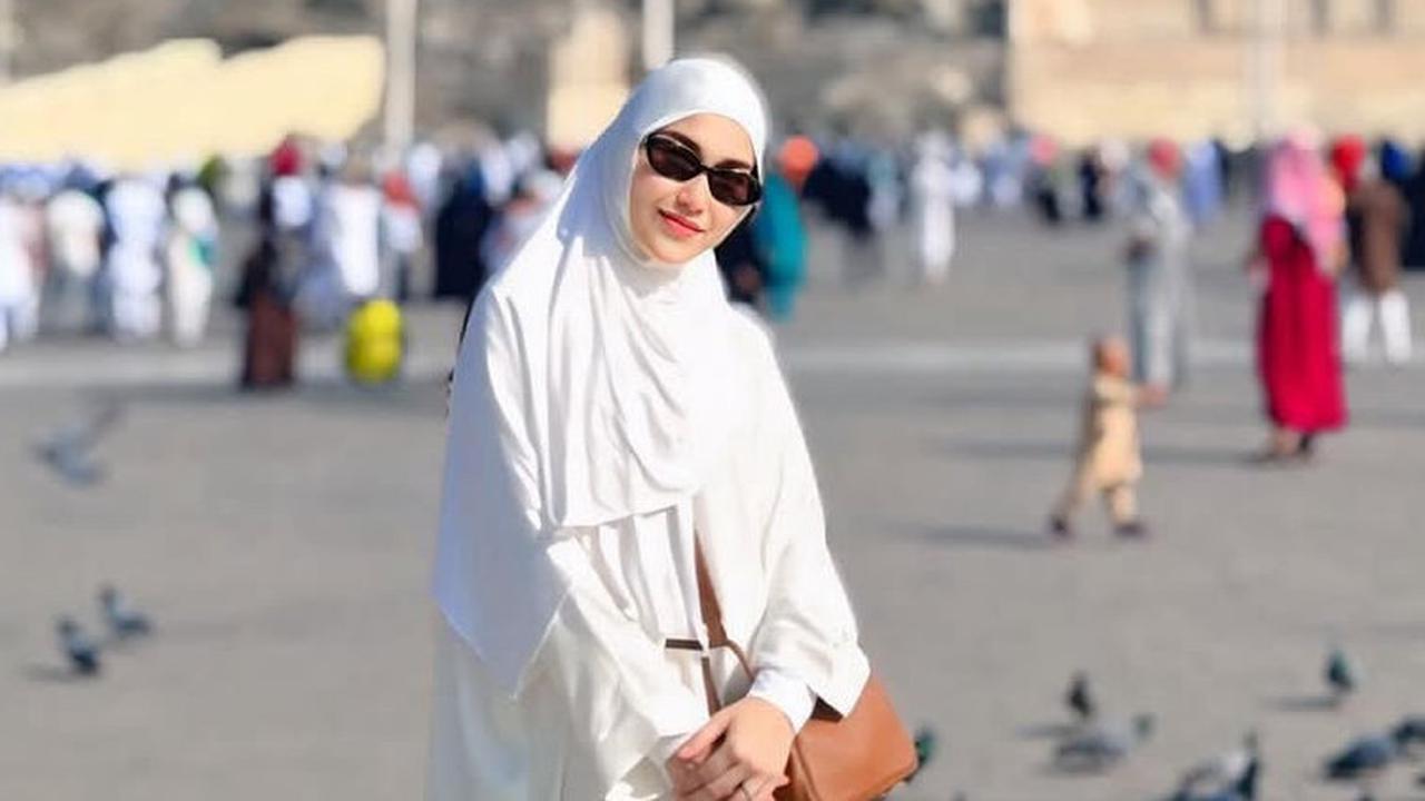 Cantiknya Ayu Ting Ting Pakai Gamis Serba Putih saat Umrah Bareng Keluarga, Pesonanya Bikin Adem & Didoakan Istiqamah