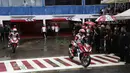 Marc Marquez keluar dari pit untuk menghibur penonton dengan menggunakan motor Honda CBR 150 di Sentul, Bogor, Minggu (14/2/2016). (Bola.co/Nicklas Hanoatubun)