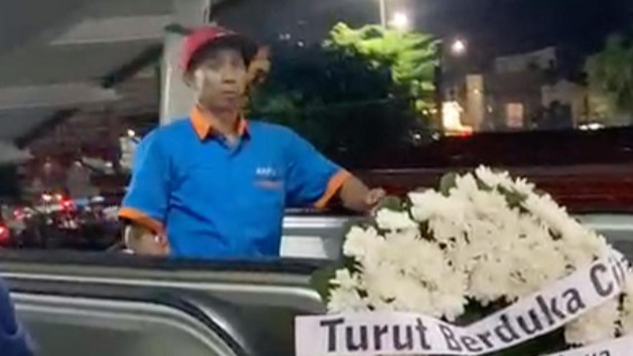 100 Hari Eskalator Stasiun Bekasi Mati, Penumpang Gelar Aksi Tabur Bunga