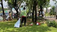 Usai demo penolakan pengesahan RUU Kesehatan pada Selasa, 11 Juli 2023, tampak depan gerbang Gedung DPR RI banyak sampah berserakan. (Foto: Ade Nasihudin)