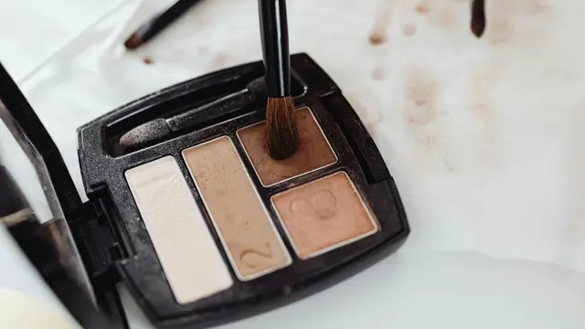 Ingin Tampil Glowing di Berbagai Acara? Ini Tips Makeup Soft Bronze dengan Glossy Lip