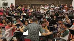 Konduktor Avip Priatna berlatih bersama Jakarta Concert Orchestra dan Batavia Madrigal Singers di Jakarta (8/11). Konser tersebut Memperingati perjalanan penuh berkat dan mensyukuri ulang tahunnya ke-50. (Liputan6.com/Ferry Pradolo)