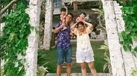 Putri Titian Liburan ke Pantai, Deg-degan Anak Asyik Main Botol Bir