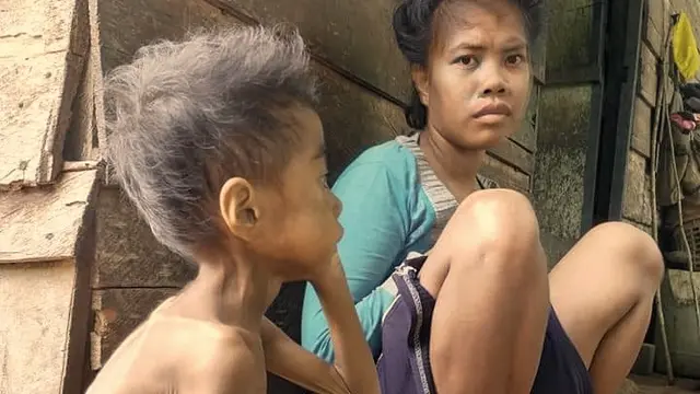 La Rungge (6) dan ibunya Wa Lani (23) saat duduk disamping rumah mereka.(Liputan6.com/Ahmad Akbar Fua)
