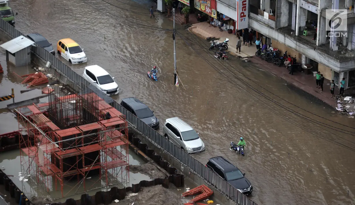 Penampakan banjir yang merendam Jalan Boulevard Barat Raya, Kelapa Gading, Jakarta Utara, Kamis (15/2). Hujan lebat yang mengguyur Jakarta sejak pagi hingga sore mengakibatkan sejumlah wilayah terendam banjir. (Liputan6.com/Arya Manggala)