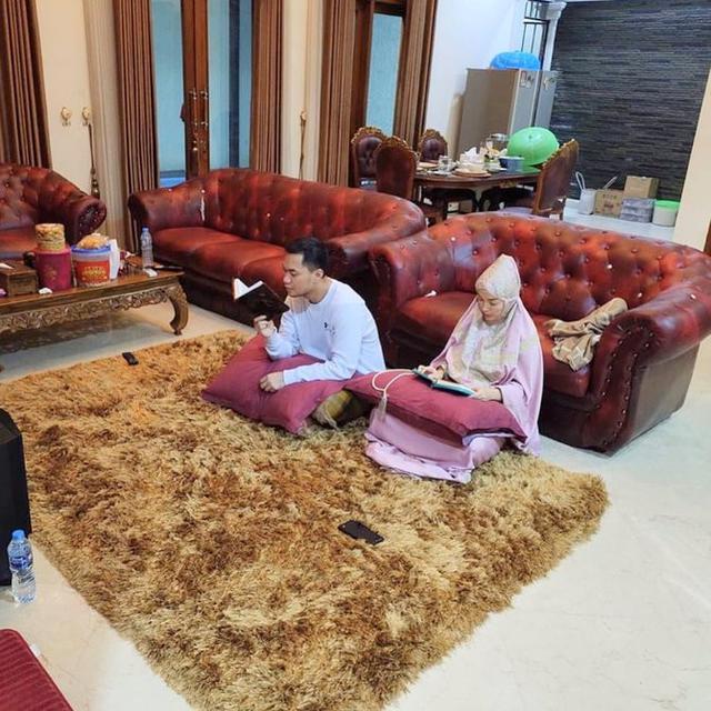 Zaskia Gotik dan Sirajuddin Mahmud Sabang mengisi kegiatan di bulan Ramadan dengan beribadah. (https://www.instagram.com/p/CAIL8jCp5zf/)