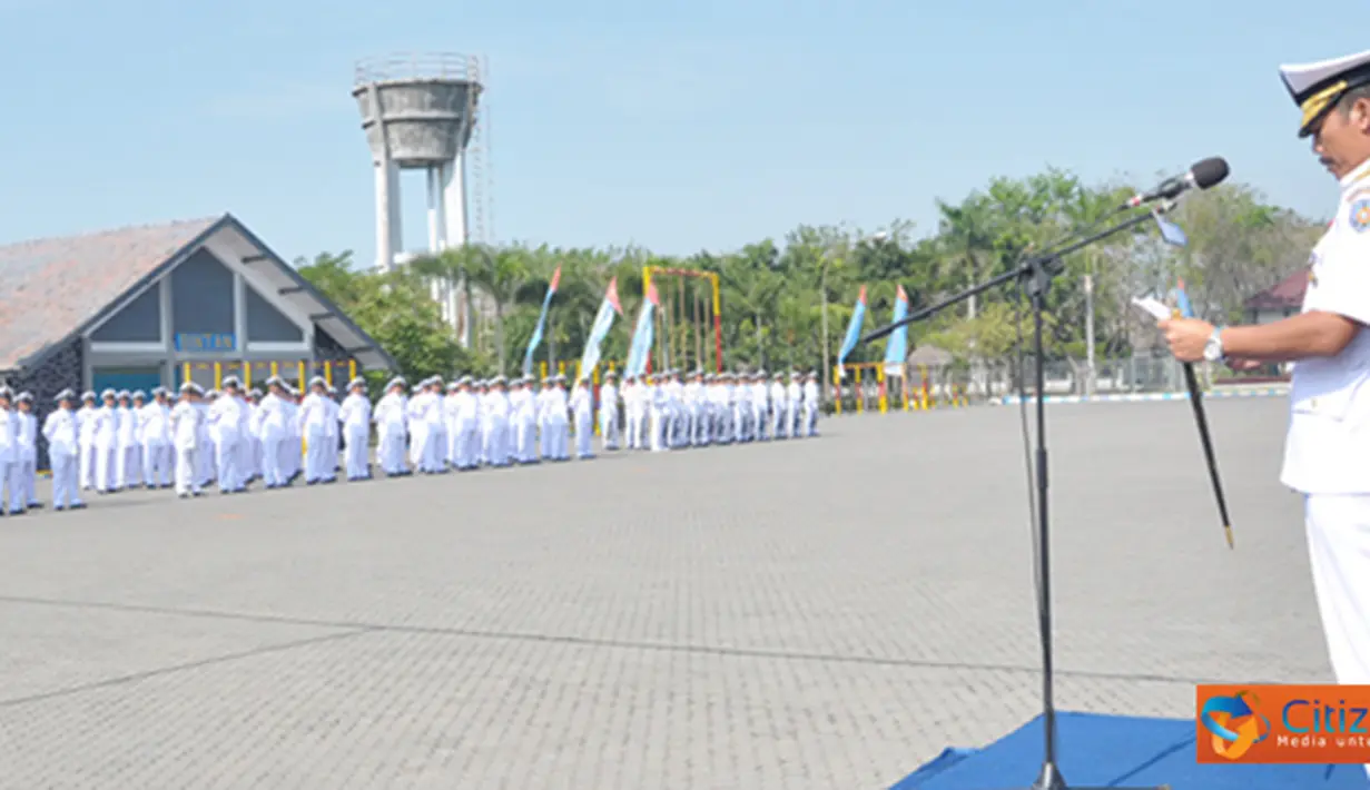 Citizen6, Surabaya: Dankobangdikal Laksda TNI Djoko Teguh Wahojo menutup sekaligus melantik 305 bintara baru dari program Diktukbakat TNI AL 2012, Selasa (10/7). (Pengirim: Penkobangdikal).