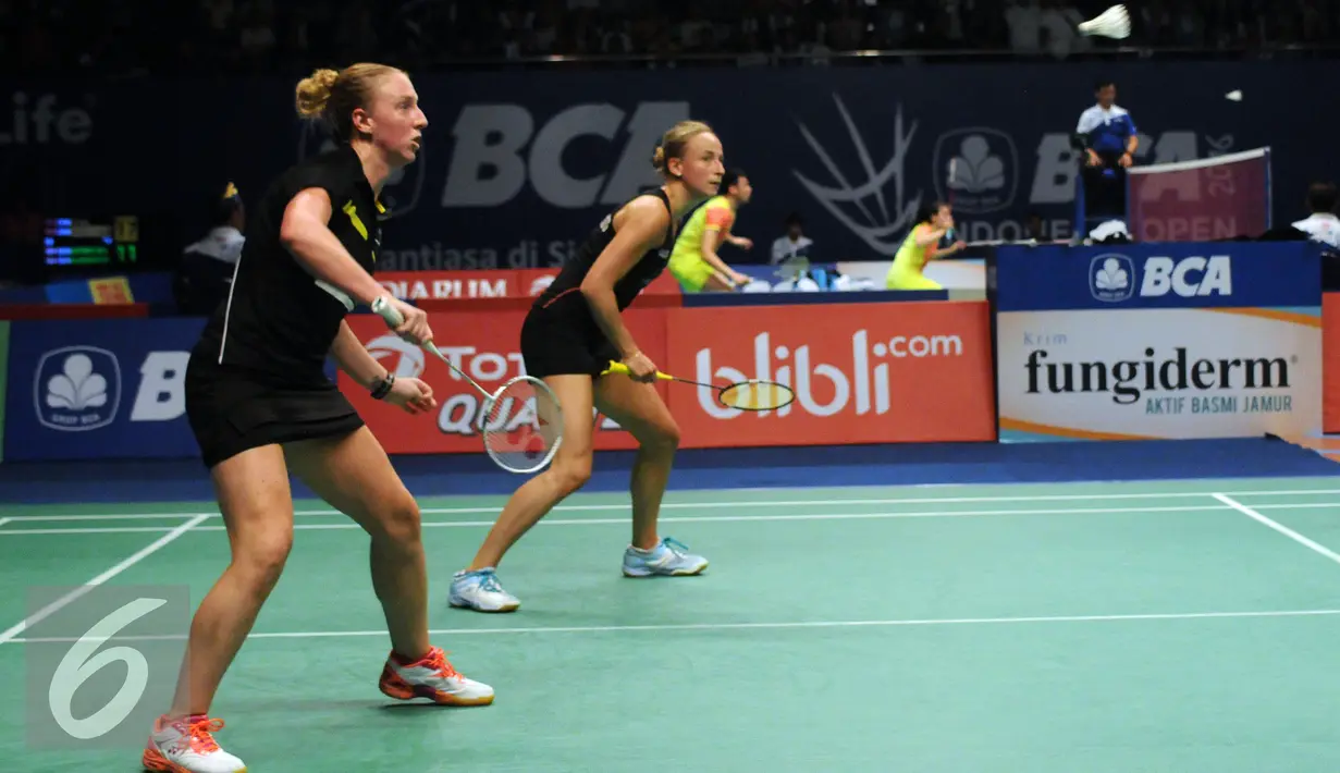 Ganda puteri Belanda, Eefje Muskens/Selena Piek saat melawan Tiara Rosalia Nuraidah/Rizki Amelia Pradipta (Indonesia) di perempat final BCA Indonesia Open 2016, Jakarta, Jumat (3/6/2016). (Liputan6.com/Helmi Fithriansyah)