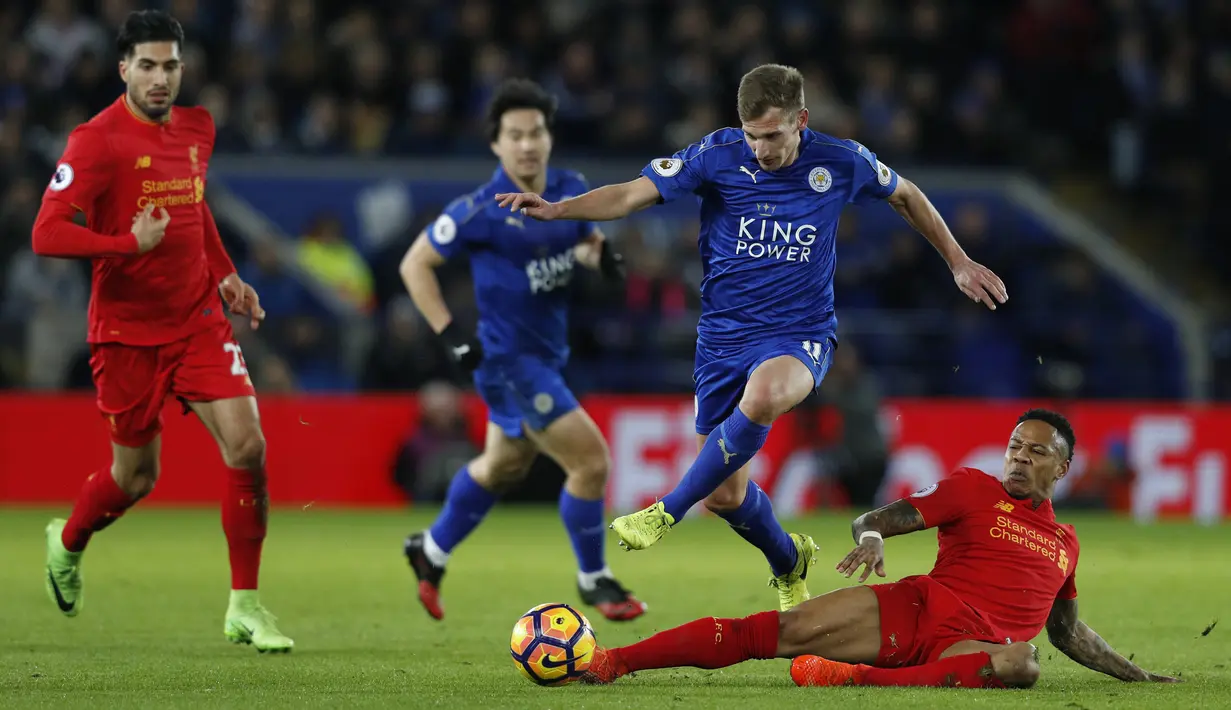 Gelandang Leicester City, Marc Albrighton (kedua kanan) berusaha melewati bek Liverpool, Nathaniel Clyne pada lanjutan Liga Inggris di stadion King Power, (28/2). Leicester City menang atas Liverpool dengan skor 3-1. (AFP Photo / Adrian Dennis)