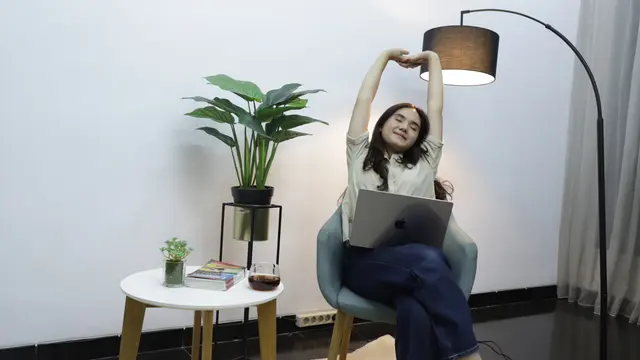 wanita november duduk di ruangan