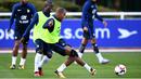 Pemain Prancis, Djibril Sidibe memberikan umpan kepada rekannya saat sesi latihan taktik di Clairefontaine-en-Yvelines, (3/10/2017). Prancis melakukan persiapan jelang melawan Bulgaria. (AFP/Franck Fife)