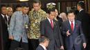 Presiden Joko Widodo dan Ketua DPR Setya Novanto bersama para delegasi negara-negara di Asia Afrika usai melakukan pembukaan di Gedung DPR RI, Jakarta, Kamis (23/4/2015). (Liputan6.com/Helmi Afandi)