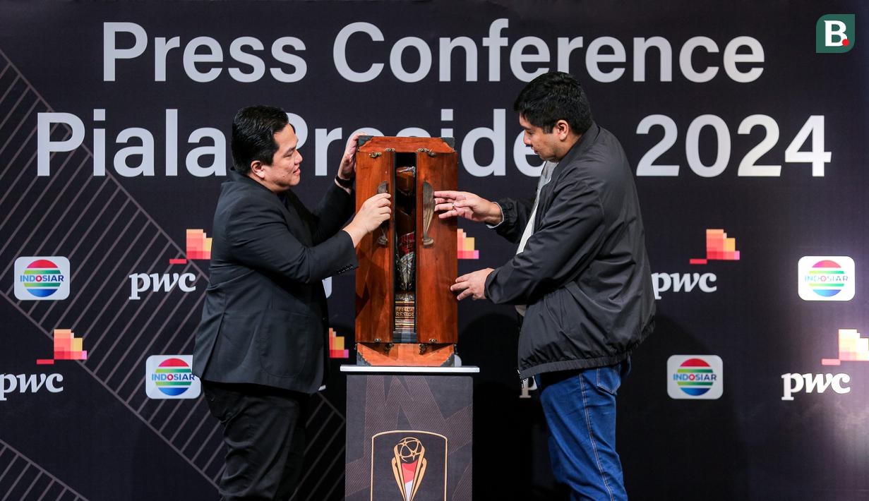 <p>Ketua umum PSSI, Erick Thohir (kiri) bersama Ketua Steering Committee (SC) Piala Presiden 2024, Maruarar Sirait membuka trofi Piala Presiden 2024 dalam konferensi pers yang berlangsung di SCTV Tower, Senayan, Jakarta, Senin (15/07/2024). (Bola.com/Bagaskara Lazuardi)</p>