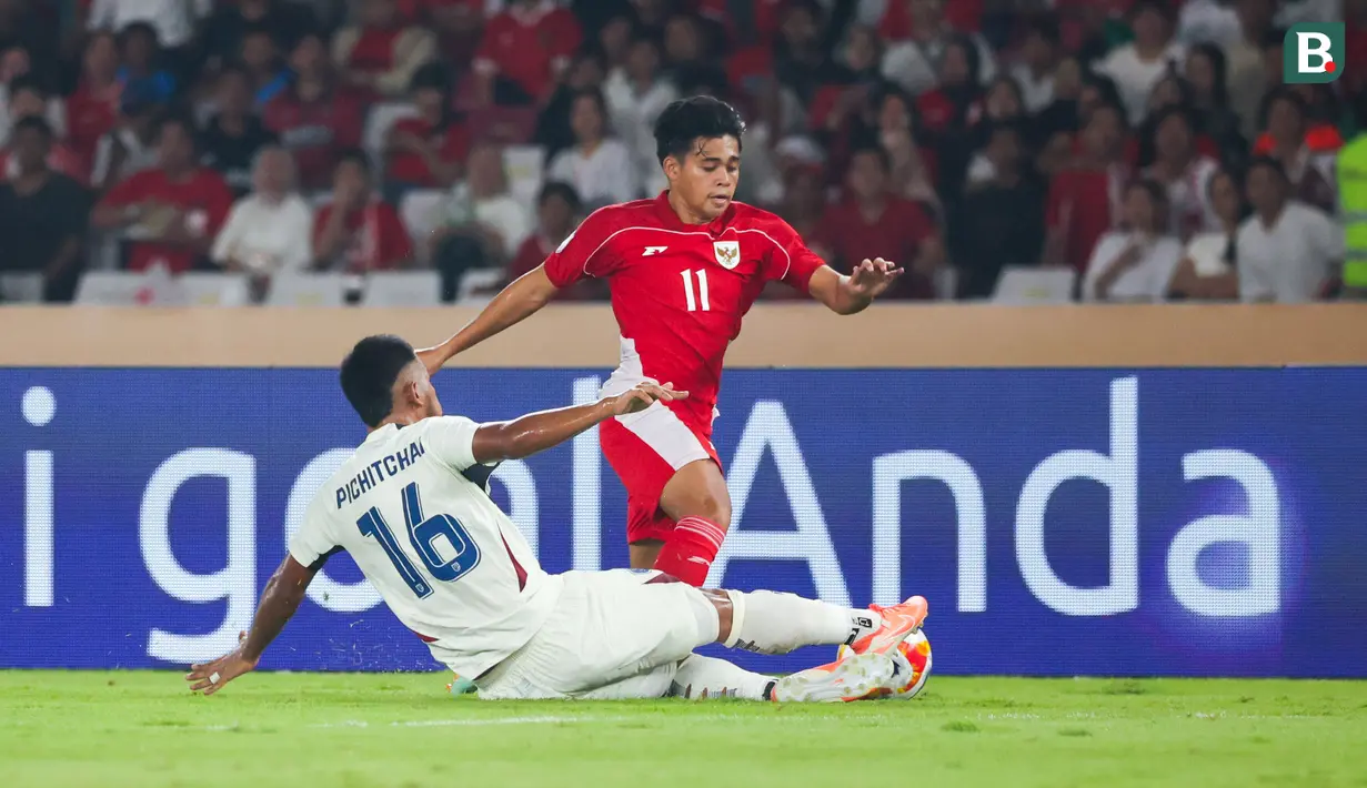 <p>Pemain Timnas Indonesia U-23, Rahmat Arjuna, berusaha melewati pemain Timnas Thailand U-23 pada laga semifinal Piala AFF U-23 2025 di Stadion Utama Gelora Bung Karno, Jakarta, Jumat (25/7/2025). (Bola.com/Abdul Aziz)</p>