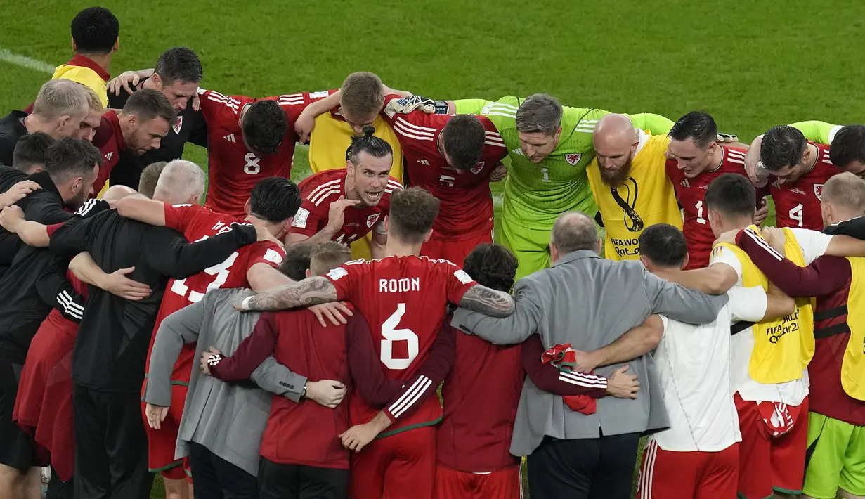 Skor 1-1 bertahan hingga laga usai. Wales pun mampu meraih poin pertamanya dalam laga debut mereka di Piala Dunia. (AP/Themba Hadebe)