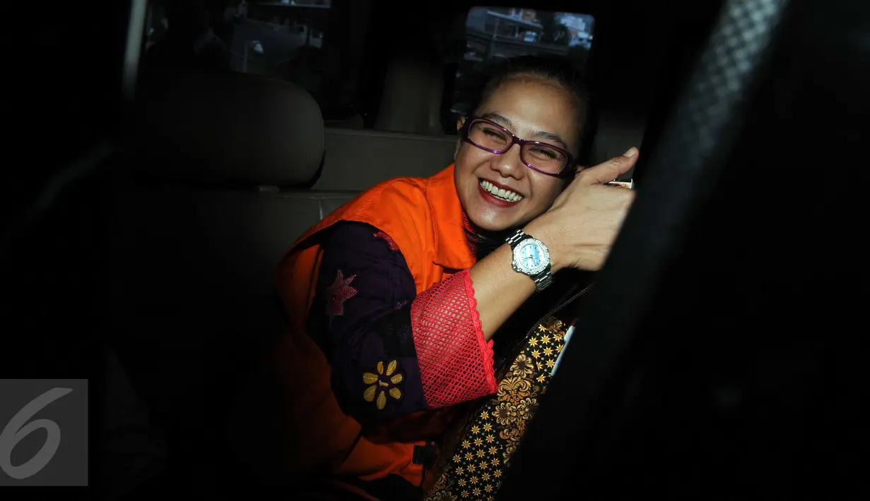 Damayanti Wisnu Putranti (DWP) berada di dalam mobil usai menjalani pemeriksaan KPK, Jakarta, Senin (21/3). Kedatangan DWP untuk keperluan proses administrasi dengan penyidik KPK. (Liputan6.com/Helmi Afandi)