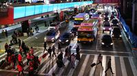 Pelancong melintasi penyeberangan di Bandara Internasional Los Angeles di tengah lonjakan kasus varian omicron, Selasa (21/12/2021). AAA memperkirakan lebih dari 109 juta orang Amerika akan melakukan perjalanan selama musim liburan antara 23 Desember - 2 Januari. (MARIO TAMA/Getty Images via AFP)