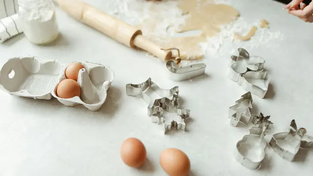 2. Membuat Masakan di Dapur Rumah Mertua