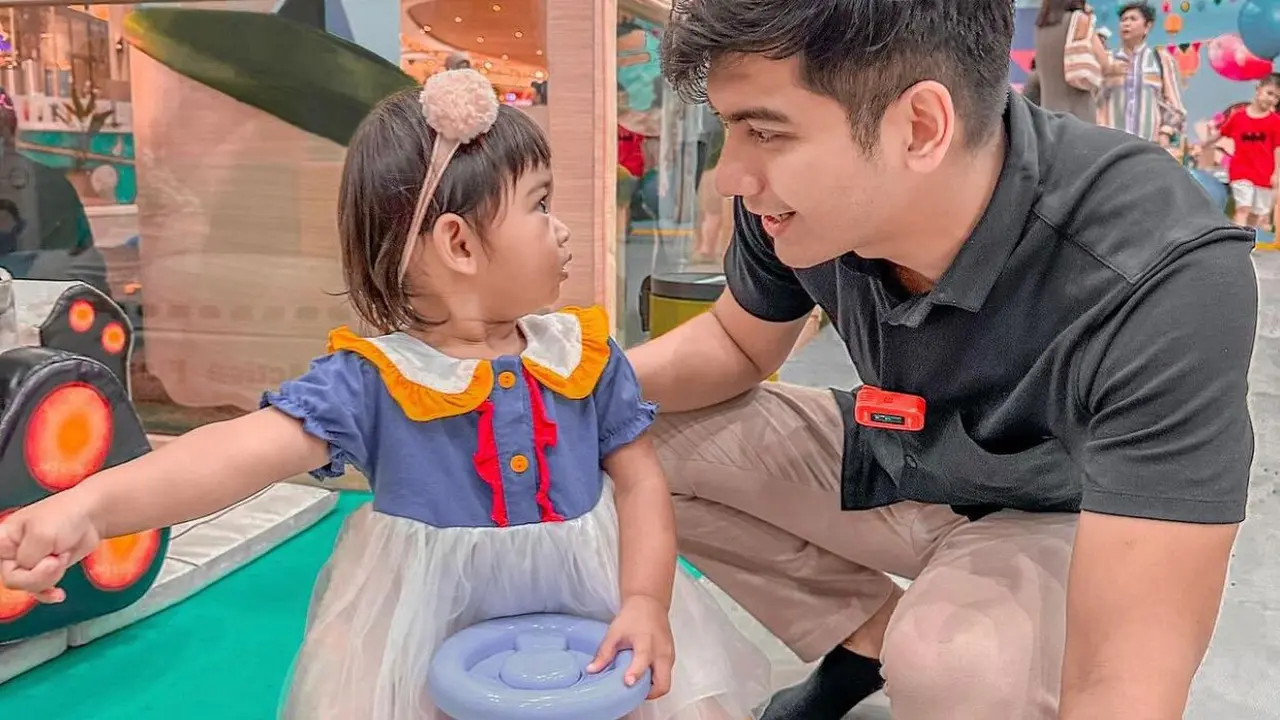 Momen Saat Teuku Ryan Momong Moana di Tengah Makin Santernya Saling Singgung Soal 'Ngemis' Nafkah