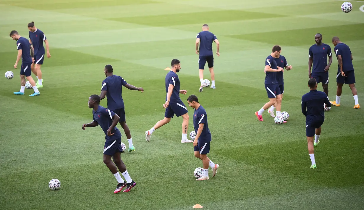 Para pemain Prancis mengikuti sesi latihan MD-1 di Stadion Hidegguti di Budapest, Selasa (22/6/2021). Prancis menghadapi Portugal pada laga Grup F Euro 2020 di Puskas Arena, Rabu (23/6/2021) atau Kamis dini hari WIB. (FRANCK FIFE / AFP)