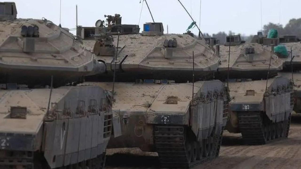 Tentara Israel mengerahkan puluhan tank dan kendaraan lapis baja bersama pasukan militer ke perbatasan Gaza di Sderot, Israel, pada 13 Oktober 2023.