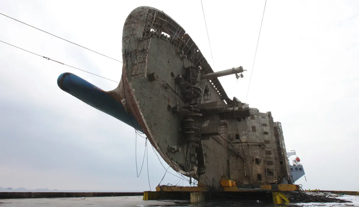 Kondisi kapal feri Sewol yang berhasil diangkat di pulau barat daya Jindo, Korea Selatan (26/3). pada saat tenggelam hampir tiga tahun lalu, kapal ini menewaskan 304 orang. (HANDOUT / SOUTH KOREAN MARITIME MINISTRY / AFP)