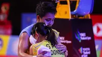 Apriyani Rahayu memeluk Greysia Polii usai menjuarai Yonex Thailand Open 2021 di Impact Arena, Bangkok, Minggu (17/1/2021). (foto: BWF-limited acces)