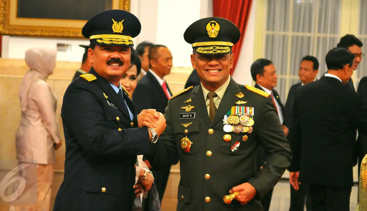 Panglima TNI, Gatot Nurmantyo memberikan ucapan selamat kepada Marsekal Madya Hadi Tjahjanto usai dilantik oleh Presiden Jokowi sebagai Kasau yang baru, Jakarta, Rabu (18/1). (Liputan6.com/Angga Yuniar) 