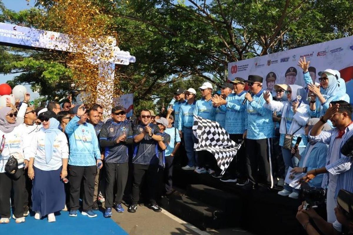 Ribuan Warga Meriahkan Fun Walk Harjad ke-75 Kalsel dan HUT ke-80 RI