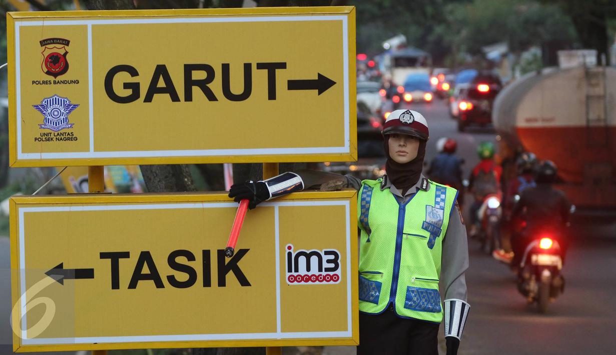 Papan penunjuk arah yang dipasang di Simpang Nagreg, Jawa Barat, Sabtu (2/7). Polisi memberlakukan sistem rekayasa lalu lintas untuk menghindari kemacetan yang menuju ke Garut dan Tasik. (Liputan6.com/Immanuel Antonius)