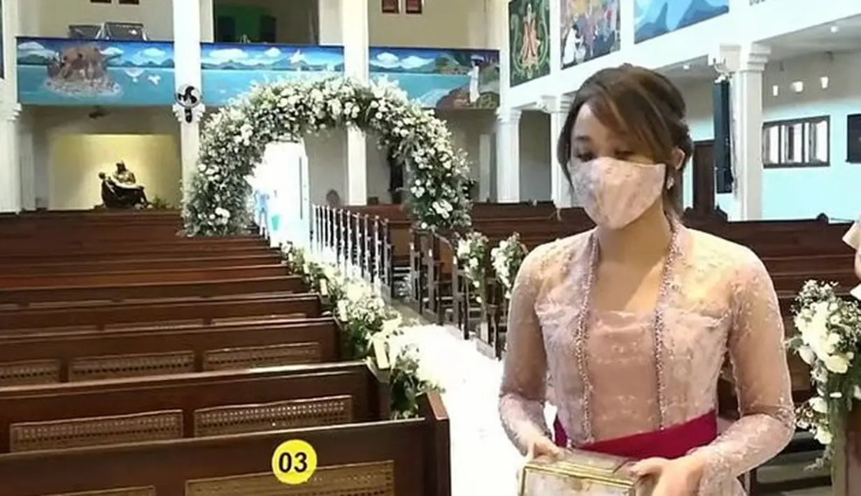 Penggemar dibuat terkejut karena ia diam-diam pulang ke Indonesia pada Agustus lalu, dan penampilannya berkebaya pun tuai banyak pujian. (Foto: youtube.com/Kirana Karang)