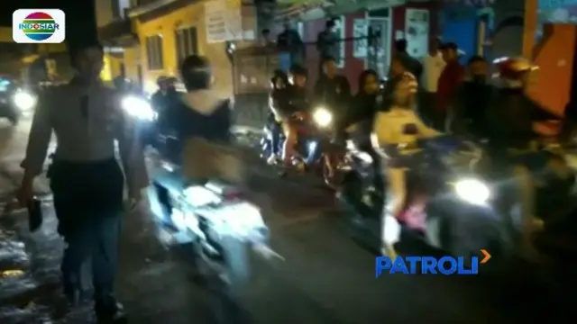 Dua kelompok yang diduga geng motor berulah dan sempat bentrokan di Kota Cimahi. Warga yang kesal, ikut turun tangan dengan menghadang para pelaku.