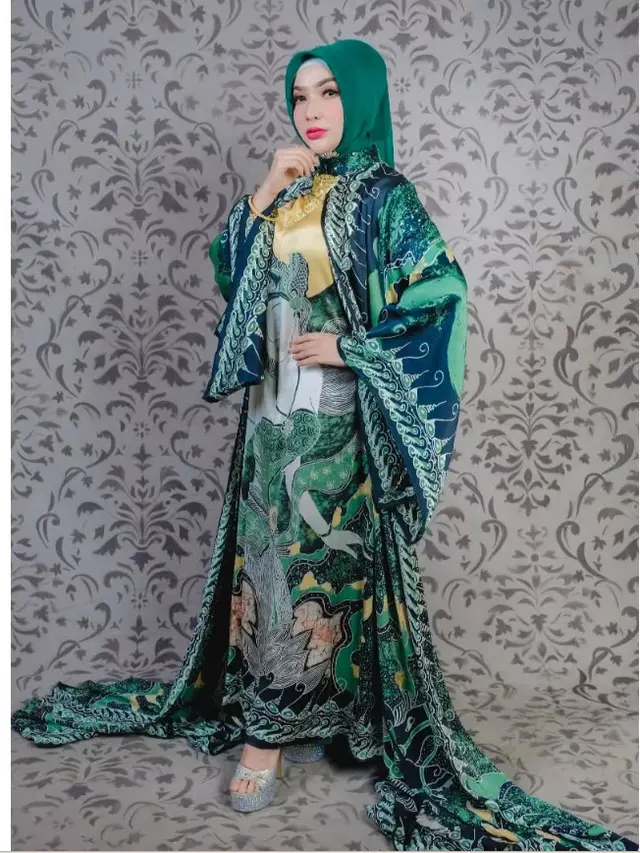 Blazer Roro Fitria yang Elegan tapi Tetap Nyentrik (Instagram @roro.fitria1989)