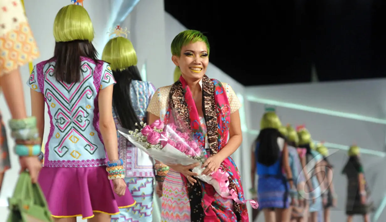 Desainer Lenny Agustin berjalan di atas catwalk usai menampilkan sejumlah busana terbaru hasil karyanya dalam ajang Indonesia Fashion Week 2015 di JCC Senayan, Jakarta, Sabtu (28/2). (Liputan6.com/Panji Diksana)