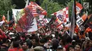 Jakmania mengibarkan bendera Persija saat penyerahan piala Liga I di depan Balai Kota, Jakarta, Sabtu (15/12). Persija kembali meraih juara Liga Indonesia setelah 17 tahun. (Liputan6.com/Herman Zakharia)