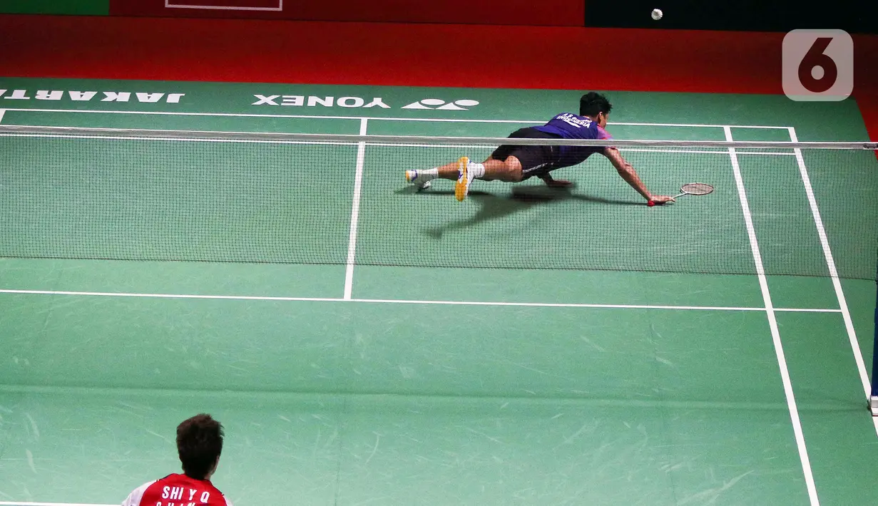 Pebulu tangkis tunggal putra Indonesia Anthony Sinisuka Ginting (kanan) terjatuh saat melawan tunggal putra China Shi Yu Qi pada babak 16 besar Indonesia Masters 2023 di Istora Senayan, Jakarta, Kamis (26/1/2023). Anthony Sinisuka Ginting terhenti di babak 16 besar Indonesia Masters 2023 setelah kalah dari Shi Yu Qi dengan skor 19-21 dan 16-21. (Liputan6.com/Herman Zakharia)