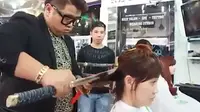 Nguyen Hoang Hung, Potong Rambut Konsumennya Dengan Samurai