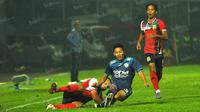 Pemain Arema Cronus, Dendi Santoso (kanan), terjatuh setelah dilanggar oleh pemain Persiba Balikpapan, Antonio Teles, dalam laga Torabika Soccer Championship 2016 di Stadion Kanjuruhan, Malang, Minggu (1/5/2016). (Bola.com/Iwan Setiawan)