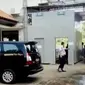 Kesibukan terlihat dari kian banyaknya mobil lalu lalang dari dan ke Dermaga Wijayapura.