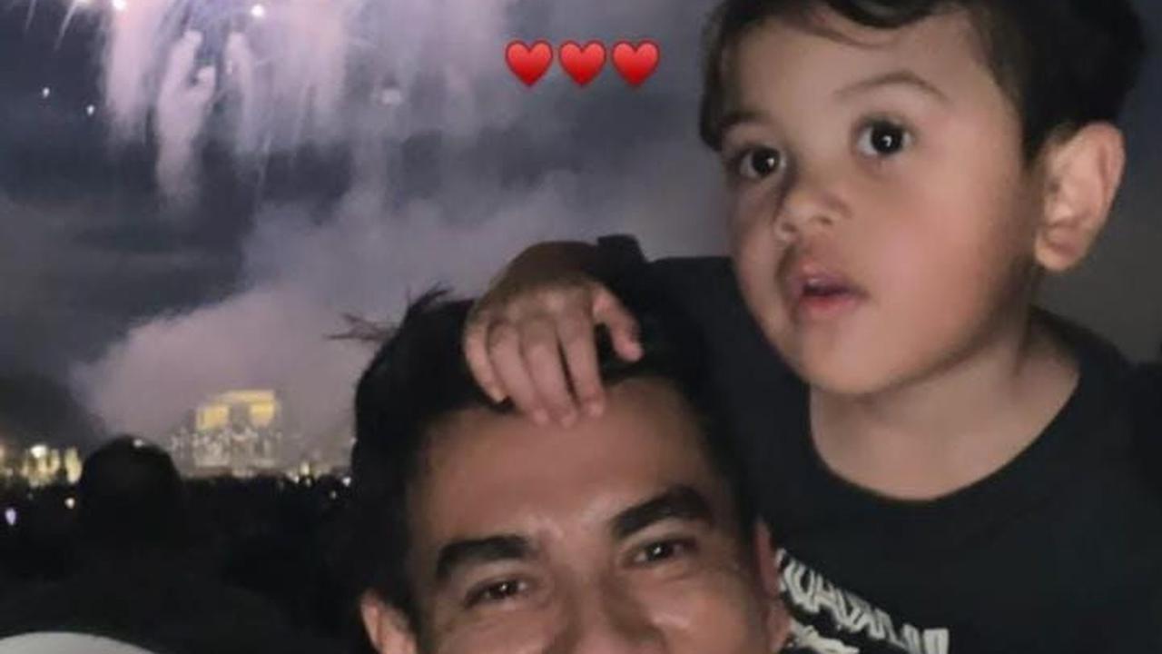 Momen manis Enzy bersama Molen dan seorang anak kecil.