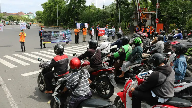 Komunitas Pecinta KA Wilayah Surabaya dan KAI Daop 8 Surabaya melaksanakan kegiatan sosialisasi keselamatan pada perlintasan di Jalan A.Yani-Surabaya. (Foto: Dok PT KAI Daop 8 Surabaya)