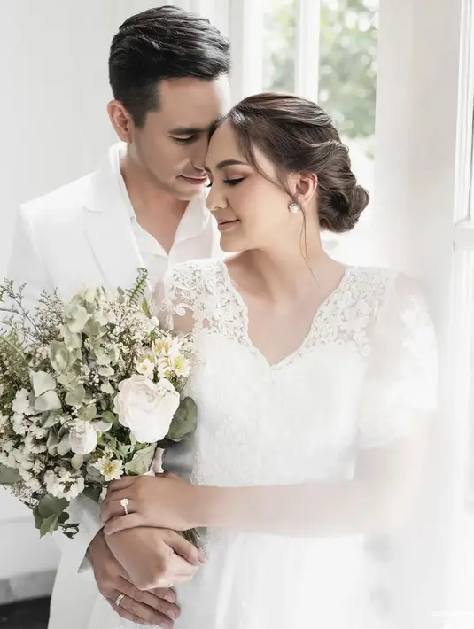 Penampilan Donna Agnesia terlihat semakin lengkap dengan anting-anting. Rambutnya di tata sanggul rendah yang simple. (Instagram/riomotret)