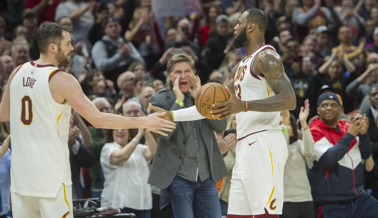 Pebasket Cleveland Cavaliers, LeBron James dan Kevin Love, merayakan kemenangan atas New Orleans Pelicans pada laga NBA di Quicken Loans Arena, Sabtu (31/3/2018). Cavaliers menang 107-102 atas Pelicans. (AP/Phil Long)