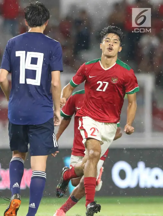 Pesepak bola Timnas Indonesia U-19 merayakan selebrasi usai membobol gawang Jepang U-19 pada laga uji coba babak kedua di Stadion Utama GBK, Jakarta, Minggu (25/3). Timnas Indonesia menelan kekalahan 1-4 dari Jepang U-19. (Liputan6.com/Angga Yuniar)