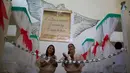 Narapidana wanita bernyanyi dalam acara Ntal tahunan di Penjara Nelson Hungria, Rio de Janeiro, Brasil, Kamis (13/12). (AP Photo/Silvia Izquierdo)