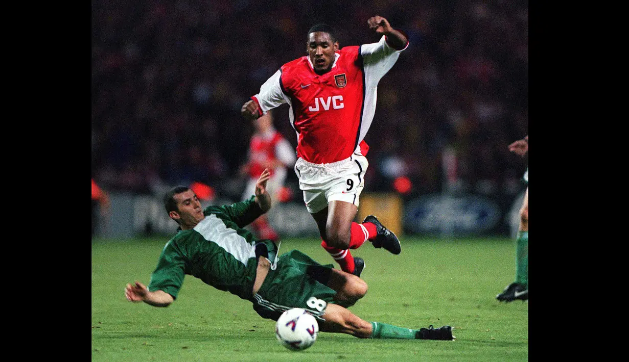 Nicolas Anelka yang telah pensiun pada Januari 2016 bersama Mumbai City tercatat sebagai salah satu pemain termuda yang pernah mencetak hattrick di Premier League. Momen itu terjadi pada pekan ke-26 Premier League musim 1998/1999 saat Arsenal melumat tamunya Leicester City 5-0 (20/2/1999). Nicolas Anelka masih berusia 19 tahun 343 hari saat laga tersebut. Sepanjang kariernya di Premier League ia total mencetak 3 kali hattrick sejak musim 1996/1997 hingga 2013/2014. (AFP/PA/Tom Hevezi)