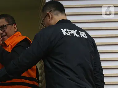 Sekretaris Jenderal Partai Demokrasi Indonesia Perjuangan (PDIP), Hasto Kristiyanto mengenakan rompi orange atau rompi tahanan usai menjalani pemeriksaan di Gedung Merah Putih Komisi Pemberantasan Korupsi, Jakarta, Kamis (20/2/2025). (Liputan6.com/Angga Yuniar)