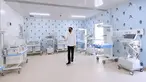 Presiden Joko Widodo melihat sejumlah fasilitas Rumah Sakit (RS) Modular Pertamina  di Tanjung Duren, Jakarta, pada Jumat (6/8/2021). Presiden mengapresiasi pihak-pihak yang telah menyiapkan rumah sakit yang dibangun menjadi RS khusus pasien Covid-19 tersebut. (Dok. Biro Pers Sekretariat Presiden)