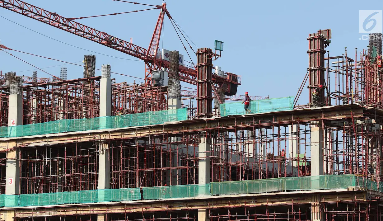Pekerja menyelesaikan pembangunan gedung bertingkat di Jakarta, Senin (7/5). Pertumbuhan ekonomi kuartal 1 2018 tersebut lebih baik dibandingkan pertumbuhan ekonomi pada periode sama dalam tiga tahun terakhir.  (Liputan6.com/Immanuel Antonius)